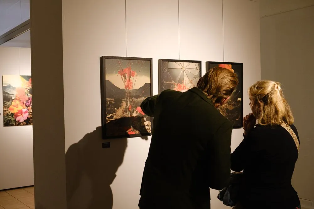 Beeld bij project “Amstelidee is cosponsor van tentoonstelling Bloeiende Melodieën in het Flower Art Museum Aalsmeer van 6 okt t/m 19 jan.”