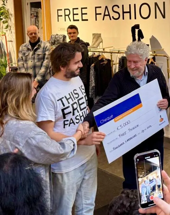 Beeld bij project “Free Fashion Shop in Stadshart Amstelveen geopend op Black Friday! (Amstelidee trotse cosponsor samen met Rabobank Amstel en Vecht en vele anderen)”