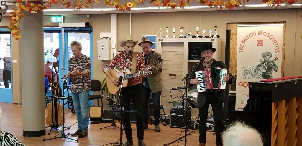 Beeld bij project “Verslag van Music All voorstelling in wijkcentrum Middenhof”