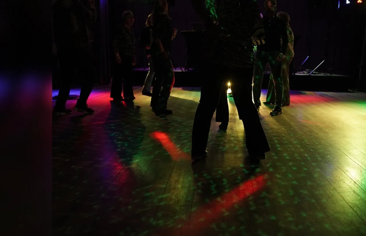 Beeld bij project “De Jaren 70 revisited in Bovenkerk met Discotheek Charly(Amstelidee cosponsor)”